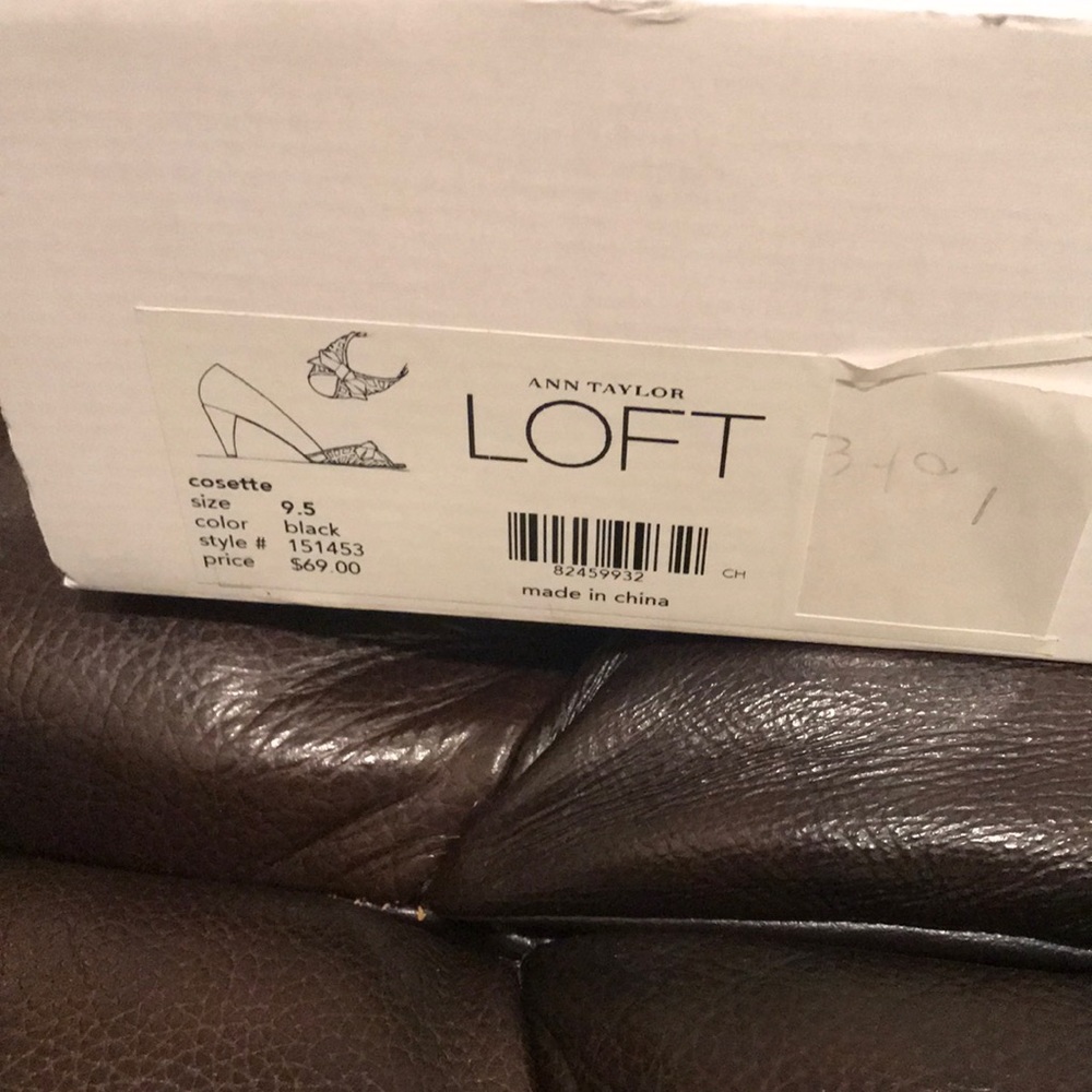 Black n white dressy heel with bow white part is patent leather